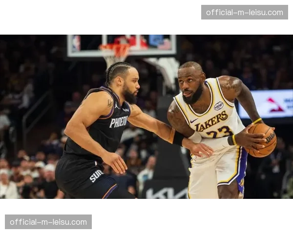 冲突瞬间:狄龙-布鲁克斯与追梦-格林卡位后发生口角,各吃一T 冲突瞬间:狄龙-布鲁克斯与追梦-格林卡位后发生口角,各吃一T