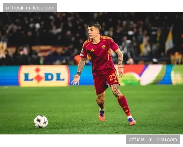 终场哨响，罗马球员曼奇尼低头离场，争四前景堪忧